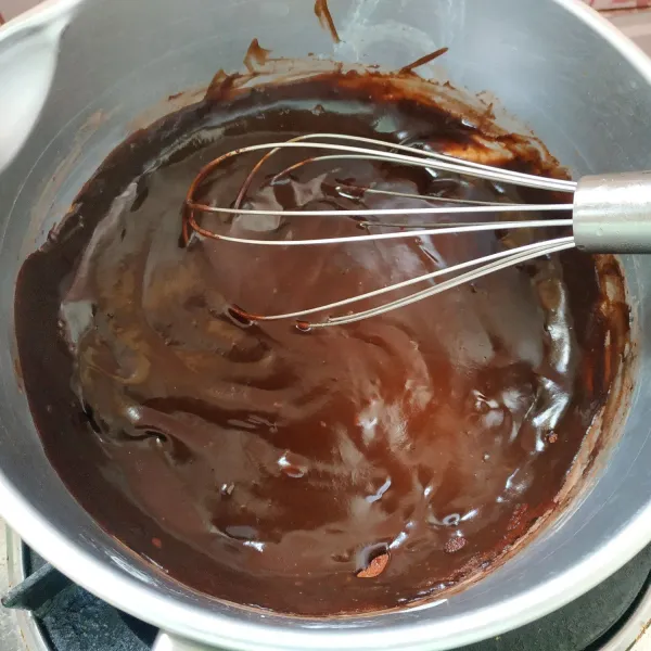 Masak di atas kompor dengan api kecil, sambil terus diaduk menggunakan whisk hingga adonan meletup-letup, matang dan mengental.