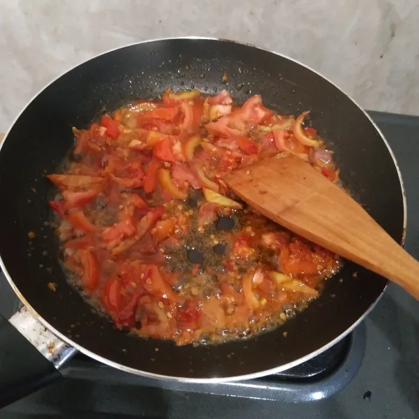 Masukkan irisan tomat, aduk rata.