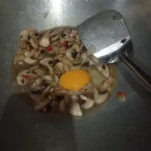 Setelah itu masukkan telur, aduk sampai telur hancur