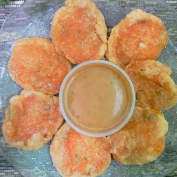 Sajikan cireng. Jika suka bisa ditambahkan saus kacang