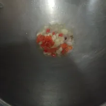 Panaskan minyak goreng, tumis bawang merah, bawang putih, dan cabai sampai layu