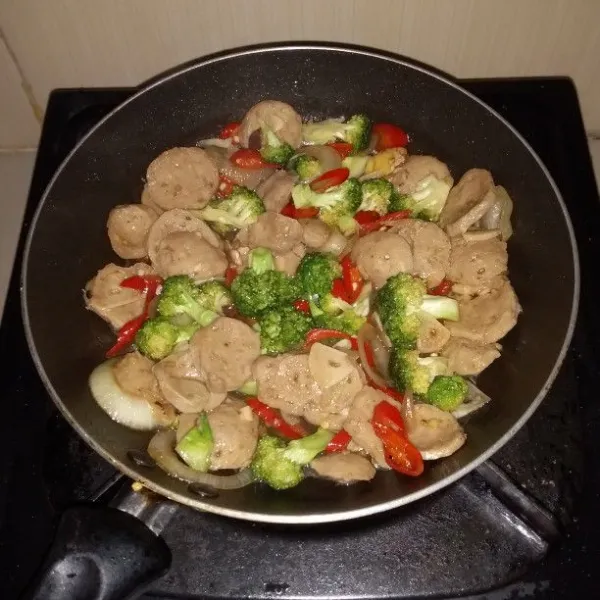 Masukan brokoli, masak hingga layu. Koreksi rasa kemudian matikan api.