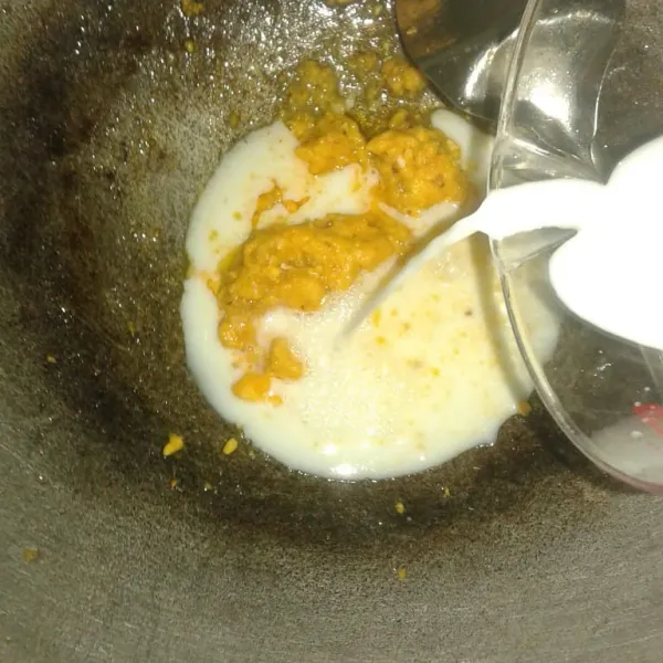 Tuang susu cair, aduk rata dan masak sampai semua bumbu tercampur rata dan matang. Matikan api.