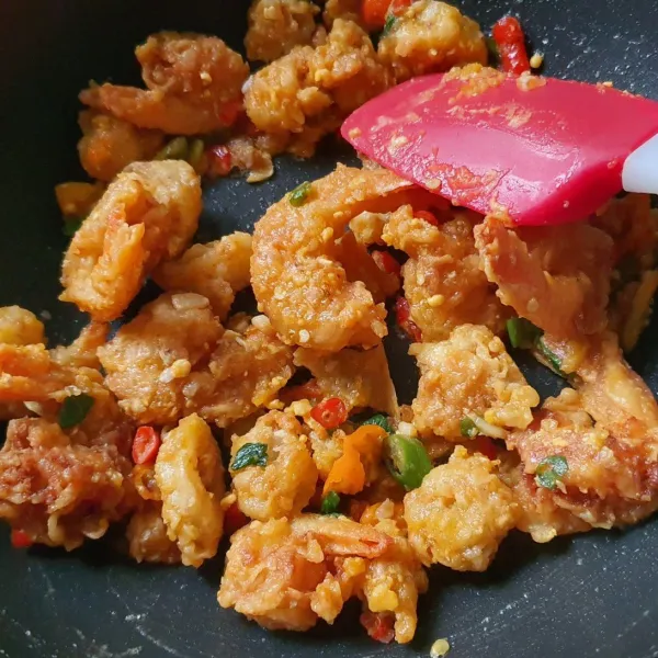 Masukkan udang. Aduk hingga udang tercampur rata dengan bumbu.