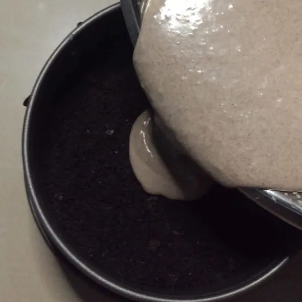 Tuang adonan cheesecake ke loyang yang sebelumnya sudah dikasih oreo crust.
