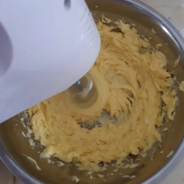 Panaskan oven dengan suhu 180 °C (tergantung oven masing-masing. Mixer margarin sampai memutih kurang lebih 10 menit dengan kecepatan tinggi).