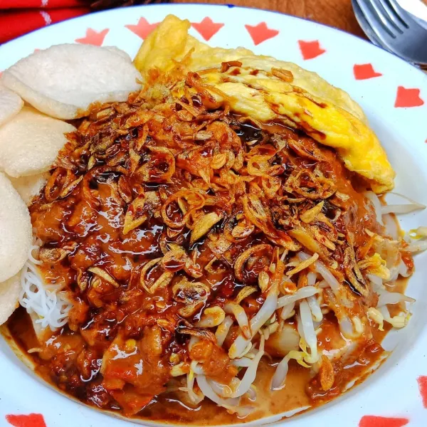 Sajikan ketoprak dengan pelengkap.