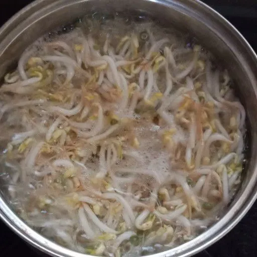 Didihkan air kemudian rebus tauge hingga layu tiriskan.