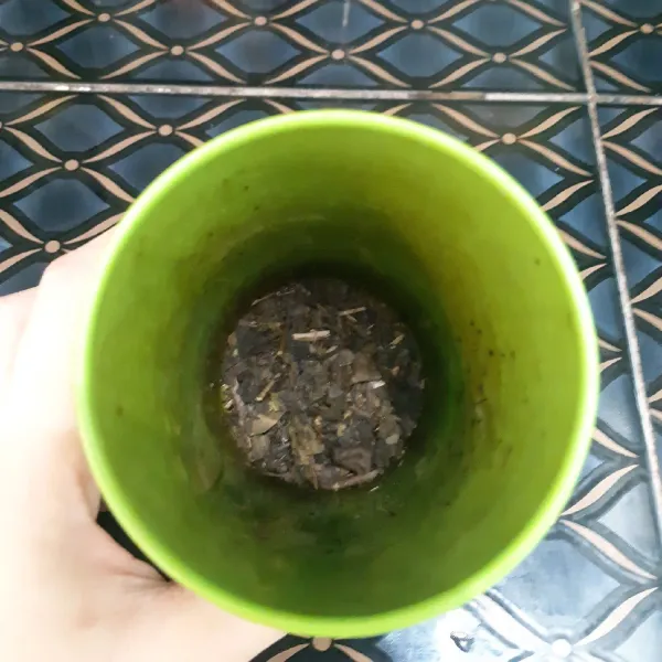 Siapkan teh tubruk di cangkir, tambahkan air mendidih.
