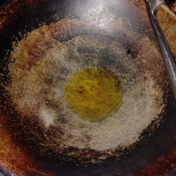 Panaskan minyak, lalu tumis bumbu yang sudah dihaluskan. kemudian masukan sosis dan telur. Aduk hingga rata dan matang. Kemudian tambahkan air.