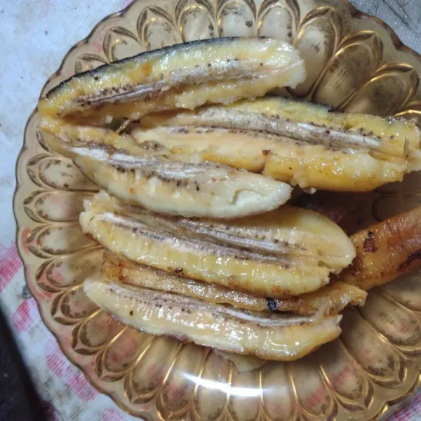 Potong memanjang pisang menjadi 4 bagian. lakukan sampai semua pisang habis, sisihkan dulu.