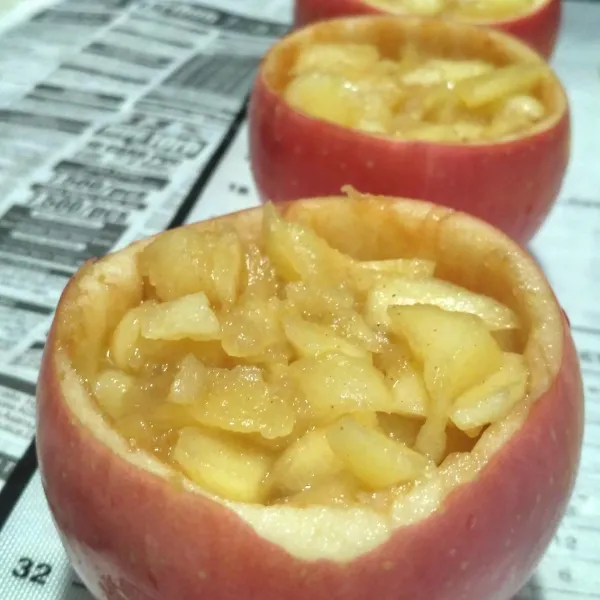 Masukkan apel masak kedalam wadah apel.
