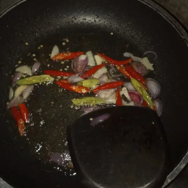 Tumis bawang putih dan bawang merah hingga harum lalu masukan cabe aduk rata masak sampai layu.