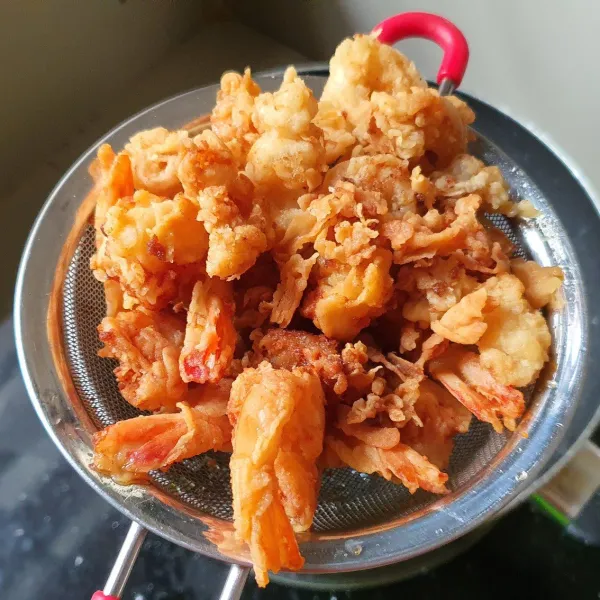 Angkat udang dan tiriskan.