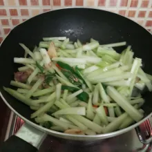 Masukkan labu, aduk rata