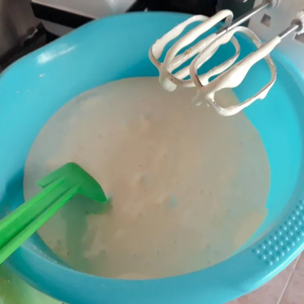 Mixer gula & telur dg kecepatan tinggi hingga kental berjejak.