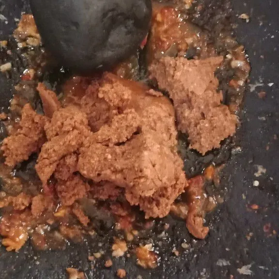 Tambahkan kacang dan gula merah uleg rata terahir tambahkan air asam jawa tes rasa. untuk tingkat kekentalan kuah bisa di sesuaikan.