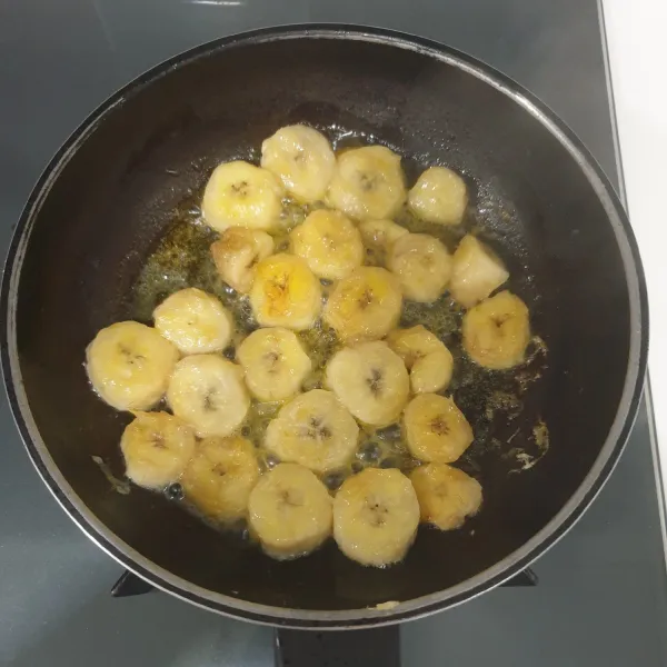 Panaskan margarin, masukan pisang yang di potong-potong, masak selama 3 menit.
