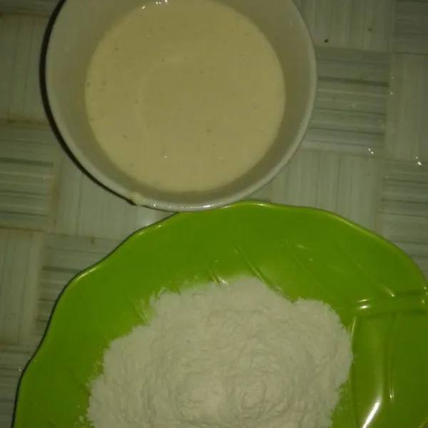 Siapkan bahan tepung pelapis basah dan tepung pelapis kering.