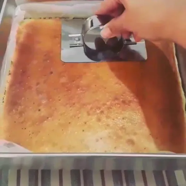 Setelah lapisan pertama matang, tekan-tekan lembut dengan penekan kue lapis atau boleh pake sendok, kemudian oleskan dgn sedikit margarin.