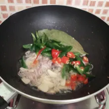 Masukkan daun salam dan cabai, tumis sampai layu
