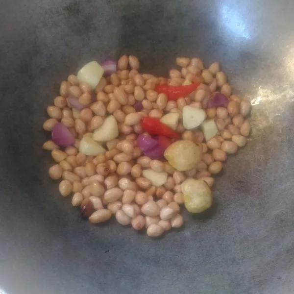 Goreng kacang tanah, bawang merah, bawang putih, kemiri dan cabe hingga matang. Diamkan sampai hangat lalu blender sampai halus.