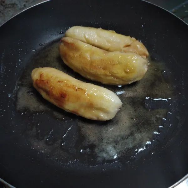 Panaskan 1 sdm palmia royale lalu goreng pisang hingga matang. angkat dan tiriskan. biarkan sampai dingin.