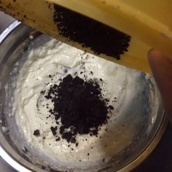 Masukkan remahan oreo sedikit dan aduk kembali.