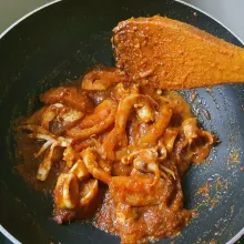 Masukkan tomat yang telah dipotong-potong aduk rata.