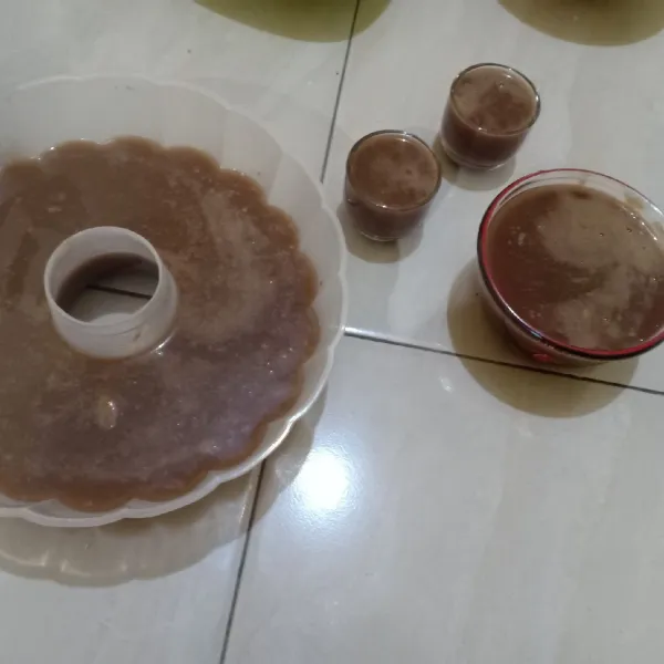 Setelah lapisan puding coklat mengeras, tuangkan puding kopi dengan perlahan agar tidak merusak permukan puding sebelumnya. Diamkan hingga puding benar-benar mengeras lalu masukan kedalam kulkas.