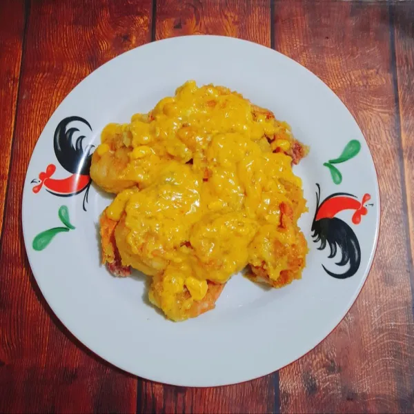 Tata udang tepung dalam wadah saji, lalu siram dengan saus telur asin. Siap disajikan.