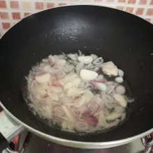Tumis bawang merah dan putih sampai harum
