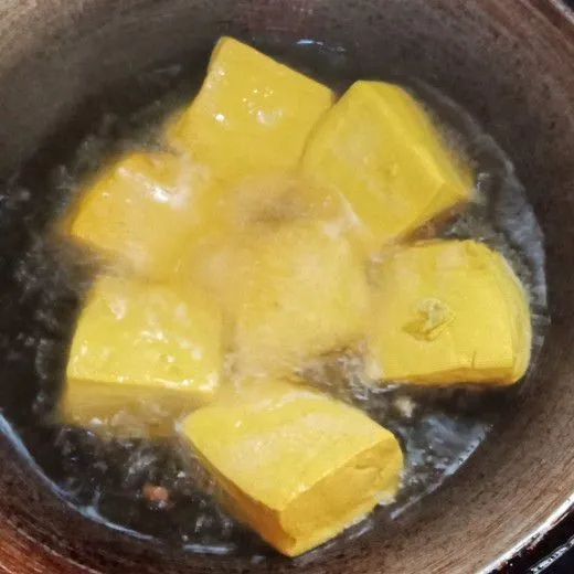 Goreng tahu hingga berkulit.