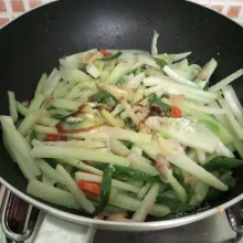 Beri bumbu, aduk rata, tumis sampai layu. Tes rasa, matikan api