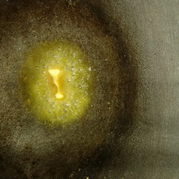 Buat adonan sausnya. Panaskan margarin.