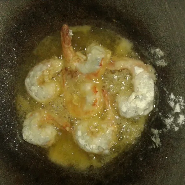 Panaskan secukupnya minyak goreng, lalu goreng udang tepung sampai kuning keemasan. Angkat. Tiriskan. Sisihkan dahulu.