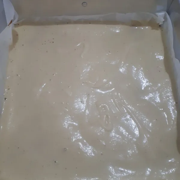 Alasi loyang 20x 20 dengan margarin, kemudian taruh kertas roti,  olesi kembali dengan margarin. Timbang 120 gram adonan, kemudian tuangkan dalam loyang, ratakan, hentakkan loyang supaya adonan merata, masukkan ke dalam oven, panggang selama lebih kurang 5- 10 menit (tergantung oven).