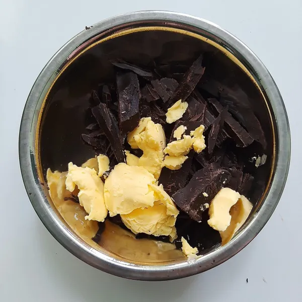 Potong kecil coklat. Larutkan dengan mentega dan minyak dalam microwave atau tim di atas air mendidih.