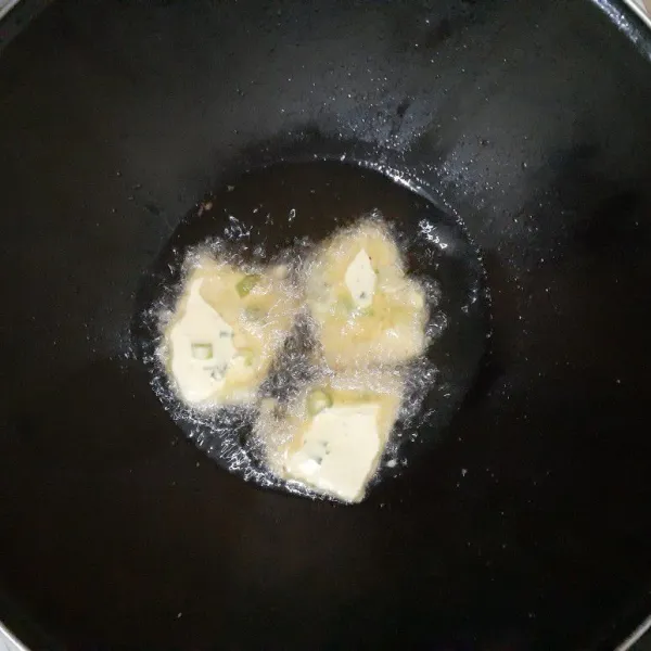 Panaskan minyak dalam wajan, goreng tempe berbalut tepung sampai kuning keemasan. Angkat dan tiriskan.