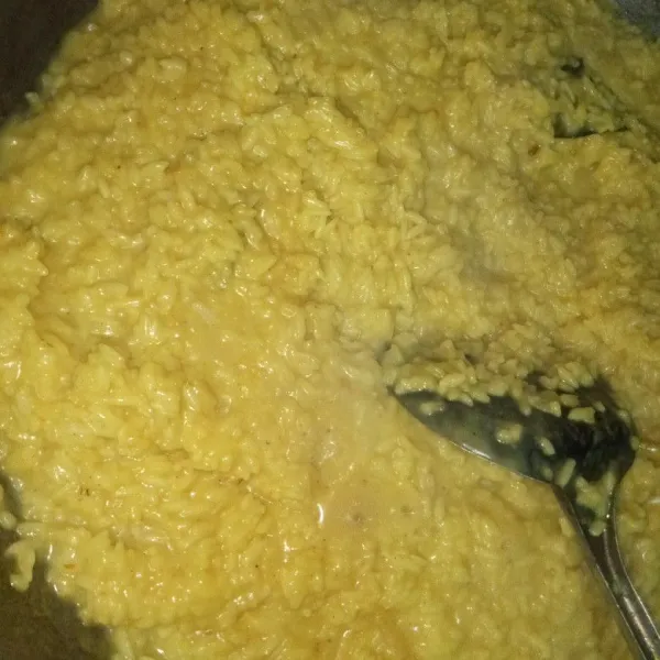 Bila air mulai surut, cek kondisi beras. Jika beras mulai mekar (telah menjadi nasi aron/setengah matang), matikan kompor. Beri margarin, lalu aduk rata. Namun bila beras masih keras, tambahkan sisa air sedikit demi sedikit kemudian aduk terus hingga air menyusut.