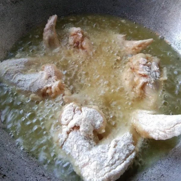 Goreng ayam hingga matang kecokelatan, angkat dan tiriskan.