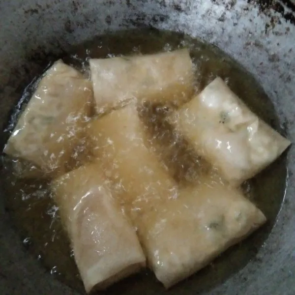 Goreng lumpia isi tahu dengan api sedang hingga matang kecokelatan.