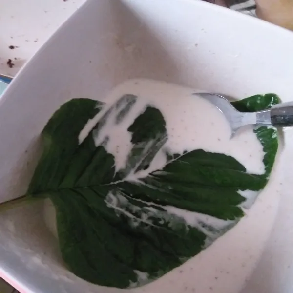 Masukkan satu persatu daun bayam yang akan di goreng ke dalam adonan, sambil di bolak-balik