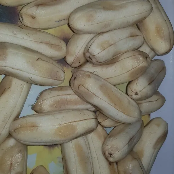 Siapkan pisang yang sudah dikupas dan iris 3 bagian berbentuk kipas.