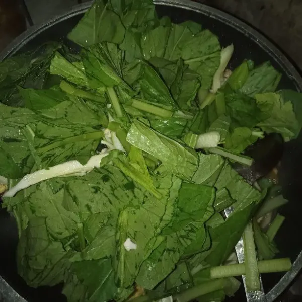 Masukkan cesim, aduk rata, masak setengah matang