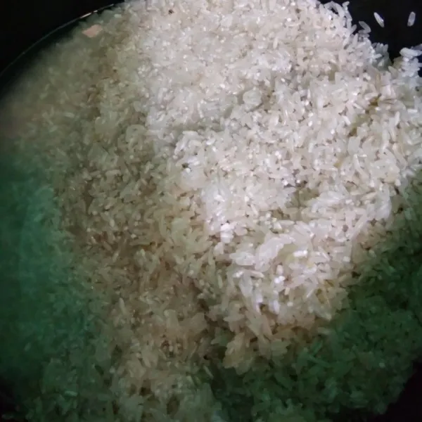Cuci beras seperti biasa kemudian sisihkan