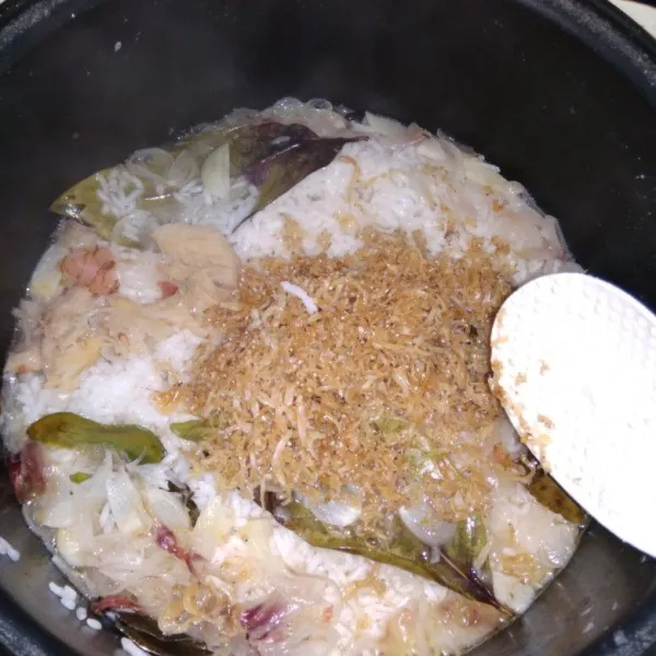 Setelah nasi hampir matang, masukkan teri nasi yang sudah digoreng, aduk rata. Masak kembali sampai matang