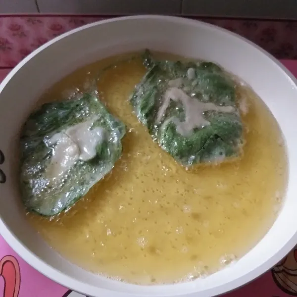 Panaskan minyak, masukan daun bayam, tuang sedikit tepung secara acak di atasnya. Jika sisi satunya sudah kecokelatan balik dan goreng hingga teksturnya kriuk. Jika sudah matang tiriskan dan siap disajikan