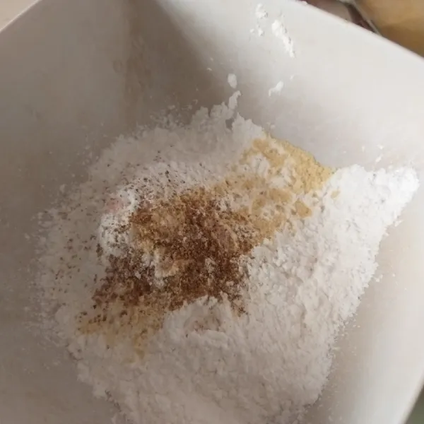Siapkan wadah, masukan tepung dan bumbu-bumbu