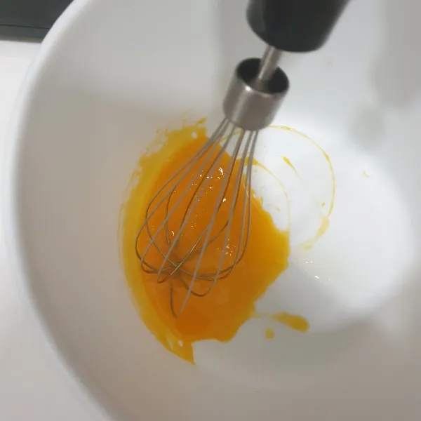 Mixer Kuning Telur hingga agak pucat.